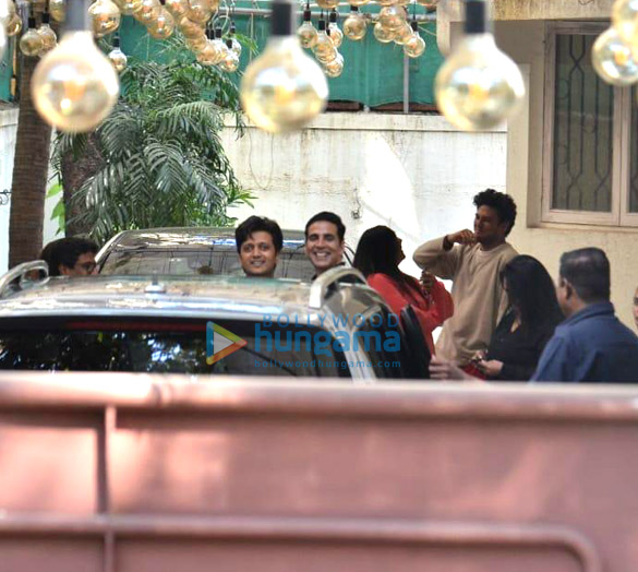 photos akshay kumar and riteish deshmukh snapped in juhu 3