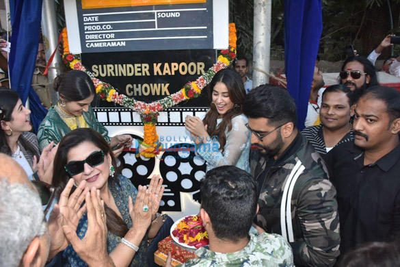 photos anil kapoor and family snapped at the naming of a chowk in chembur after his father 001