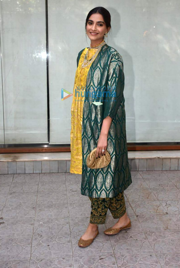 photos anil kapoor and family snapped at the naming of a chowk in chembur after his father 7