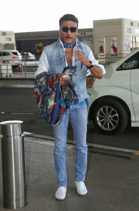 photos deepika padukone jackie shroff and abhishek bachchan snapped at the airport 3