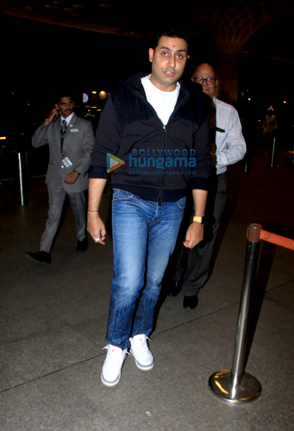 photos deepika padukone and abhishek bachchan snapped at the airport 4