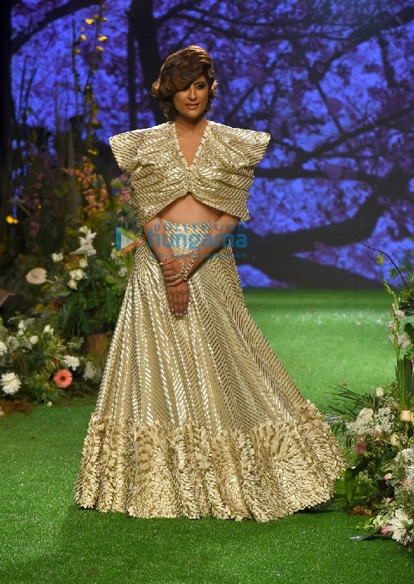 photos divya khosla kumar rhea chakraborty walk the ramp as show stoppers at lakme fashion week summerresort 2020 23