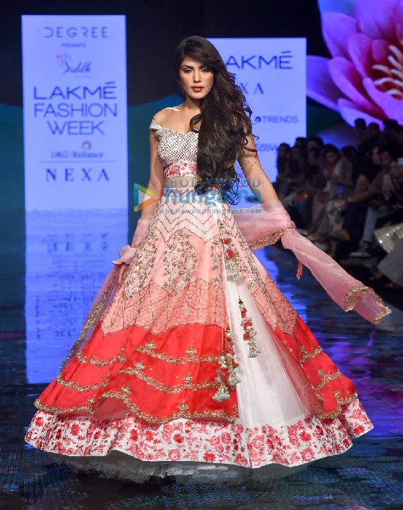 photos divya khosla kumar rhea chakraborty walk the ramp as show stoppers at lakme fashion week summerresort 2020 4