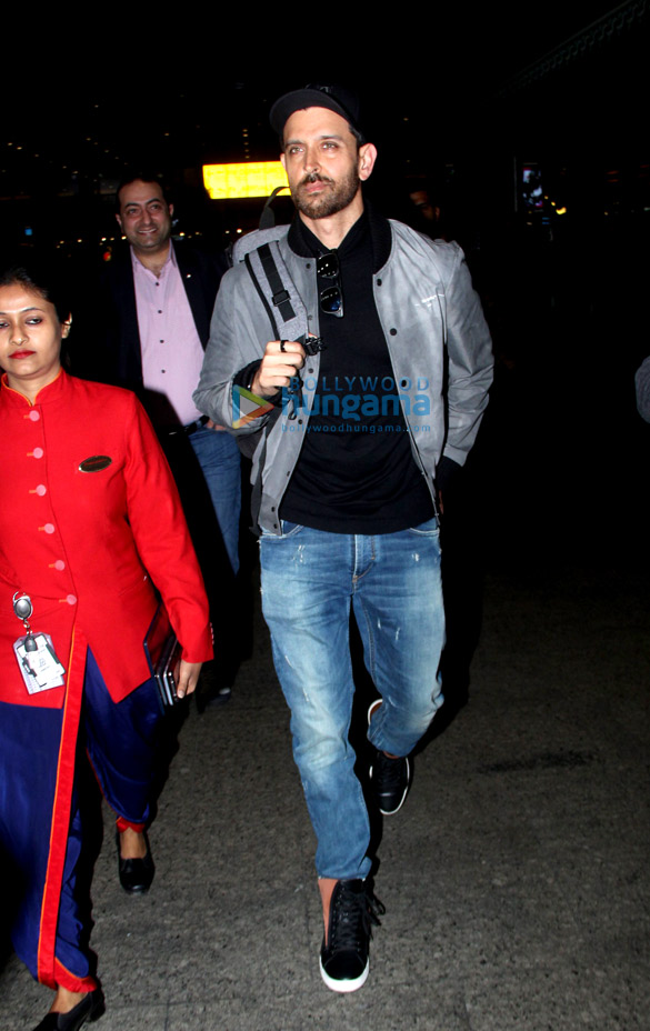 Photos: Hrithik Roshan, Janhvi Kapoor, Sunny Leone and others snapped at the airport Photos: Hrithik Roshan, Janhvi Kapoor, Sunny Leone and others snapped at the airport