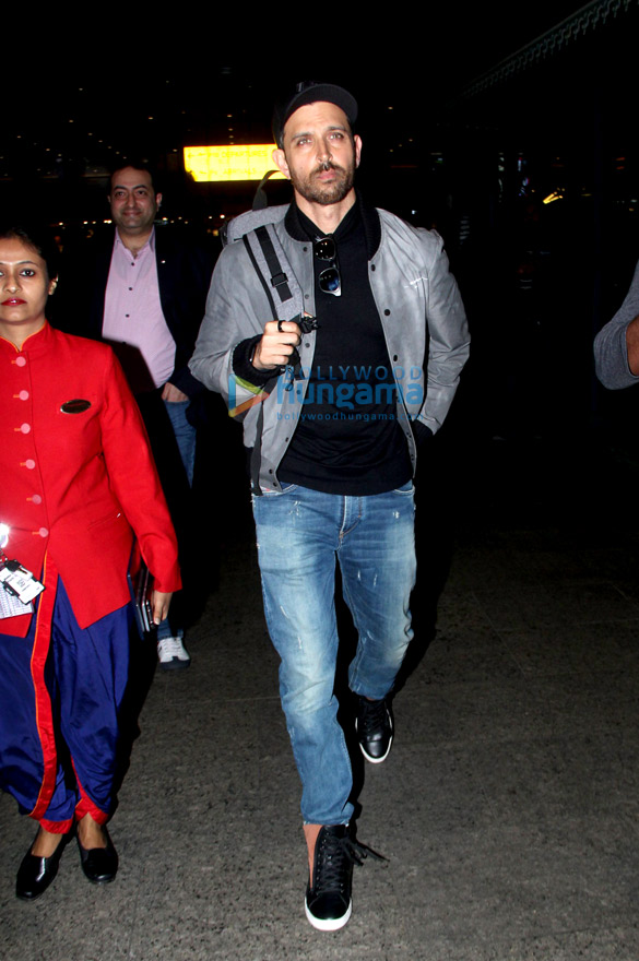 photos hrithik roshan and sunny leone snapped at the airport 3