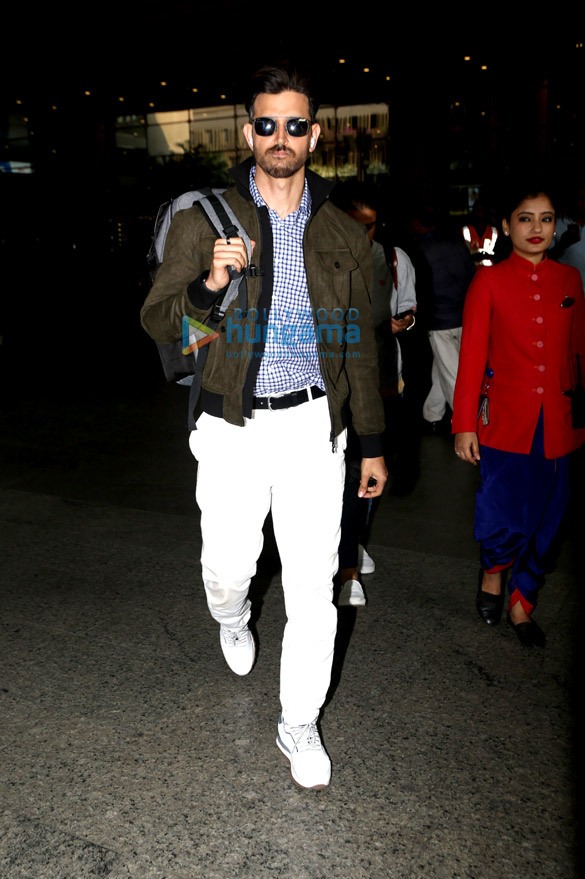 photos hrithik roshan and vivek oberoi snapped at the airport 1