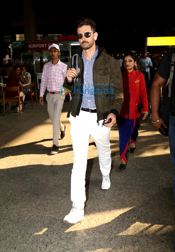 photos hrithik roshan and vivek oberoi snapped at the airport 3