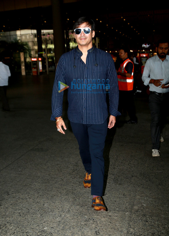 photos hrithik roshan and vivek oberoi snapped at the airport 4