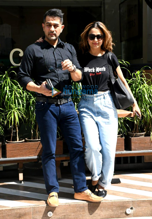 photos malaika arora and amrita arora spotted at farmers cafe in bandra 5