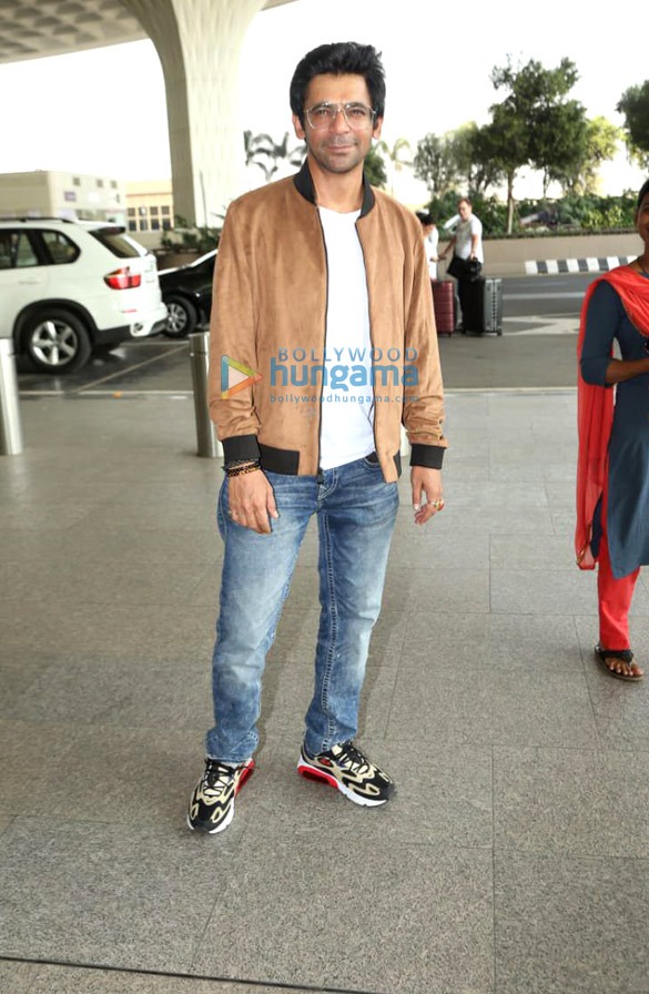 photos priyanka chopra jonas pulkit samrat sunil grover and sachin tendulkar snapped at the airport 1