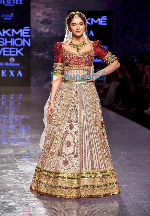 Photos: Saiee Manjrekar, Malaika Arora and others snapped at the Lakmé Fashion Week Summer/Resort 2020 Photos: Saiee Manjrekar, Malaika Arora and others snapped at the Lakmé Fashion Week Summer/Resort 2020