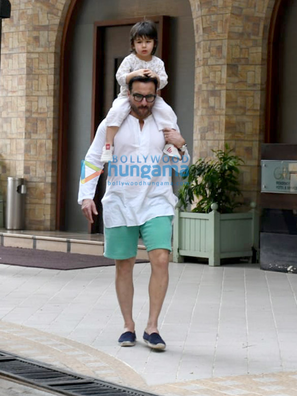 photos saif ali khan kareena kapoor khan and taimur ali khan spotted in bandra 4
