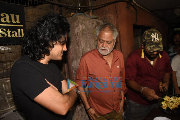 photos sanjay mishra and hardik mehta spotted at goregaons omelet pav stall 4