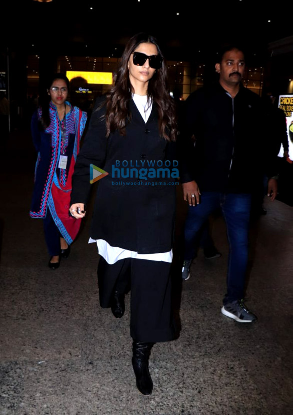 photos sara ali khan sonam kapoor ahuja mouni roy and others snapped at the airport 2