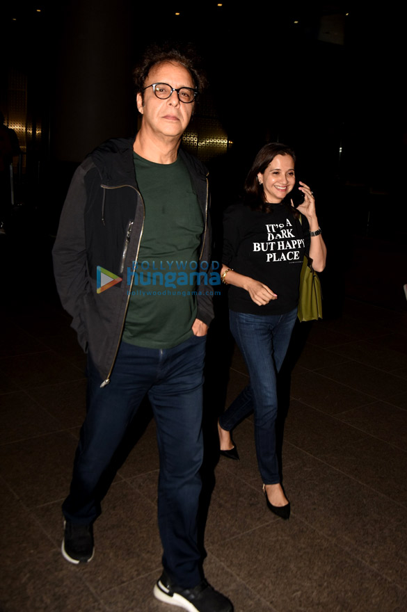 photos sara ali khan sonam kapoor ahuja mouni roy and others snapped at the airport 5