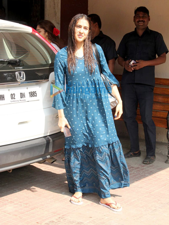 Photos: Sara Ali Khan and Janhvi Kapoor spotted at the Pilates gym Photos: Sara Ali Khan and Janhvi Kapoor spotted at the Pilates gym