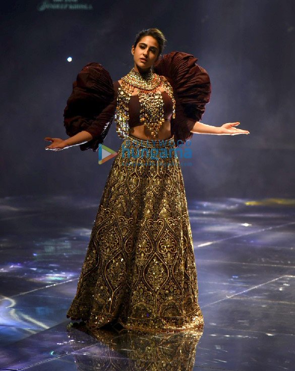 photos sara ali khan walks the ramp for abu jani and sandeep khosla at blenders pride fashion tour 2020 3