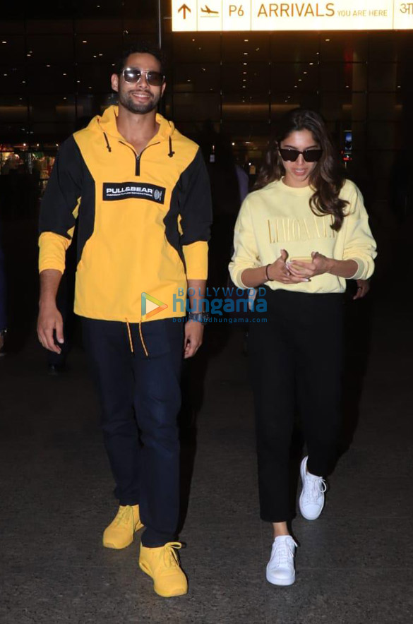 Photos: Siddhant Chaturvedi, A.R. Rahman and others snapped at the airport Photos: Siddhant Chaturvedi, A.R. Rahman and others snapped at the airport