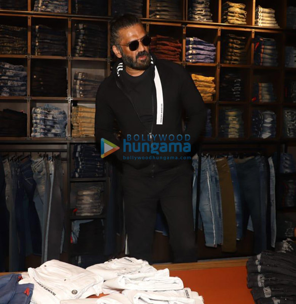 photos suniel shetty snapped at the launch of the rookies jeans 012