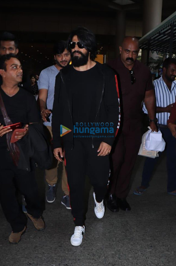 photos superstar yash spotted at the mumbai airport 1