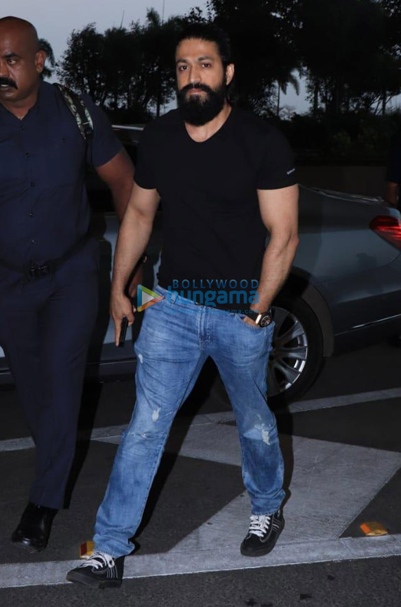 photos superstar yash spotted at the mumbai airport 4