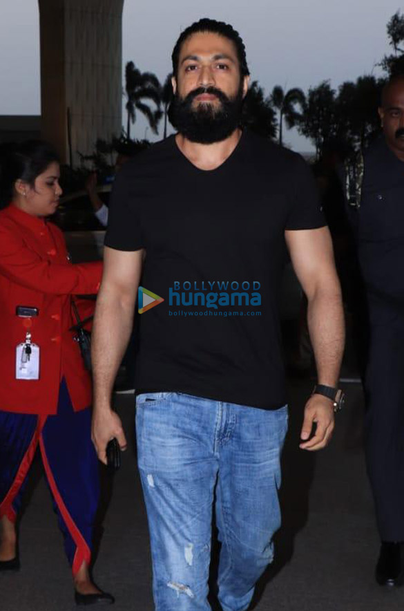 photos superstar yash spotted at the mumbai airport 5