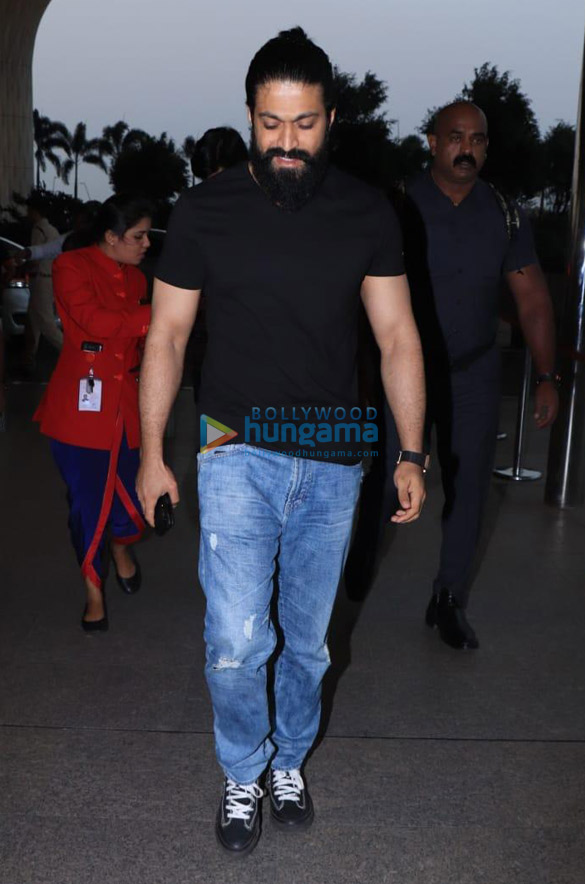 photos superstar yash spotted at the mumbai airport 6