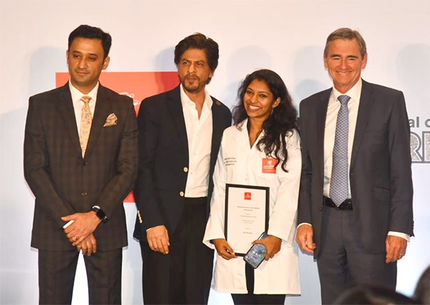 Shah Rukh Khan Awards Scholarship To A Young Female Researcher From Kerala Bollywood News 