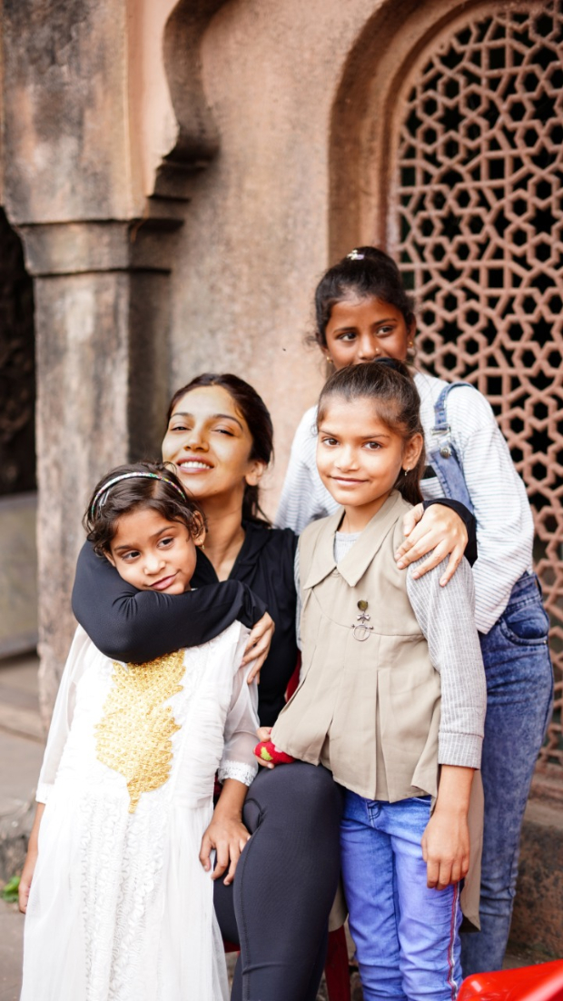 Bhumi Pednekar gives kids from an orphanage a tour of Durgavati sets Bhumi Pednekar gives kids from an orphanage a tour of Durgavati sets