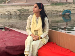 Watch: Sara Ali Khan turns tour guide in Varanasi, attends Ganga arti with mother Amrita Singh