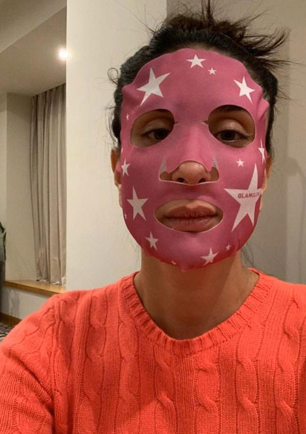 Kareena Kapoor Khan posts a new selfie with a facemask and a witty caption 