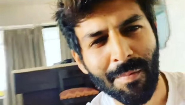 Kartik Aaryan watches Pati Patni Aur Woh with family, says his mother never waits for the credits