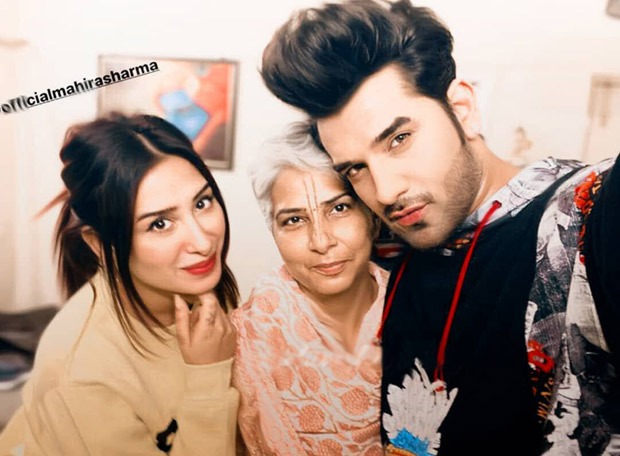 Mahira Sharma poses with Paras Chhabra and his mother, fans go into frenzy