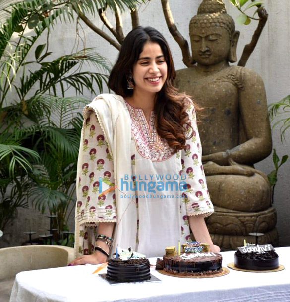 Photos: Janhvi Kapoor Celebrates Her Birthday With Media | Parties ...