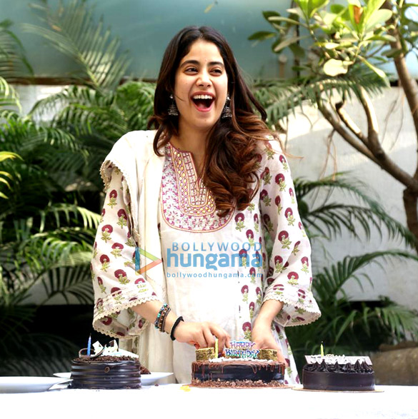 photos janhvi kapoor celebrates her birthday with media 6
