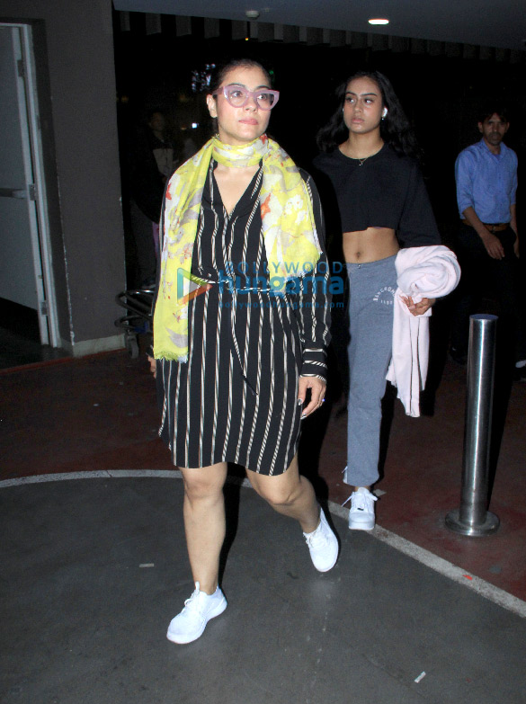 photos kajol snapped with daughter nysa devgn at the airport 2