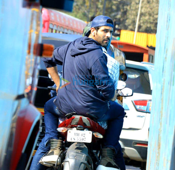 photos kartik aaryan snapped on a bike in andheri 1