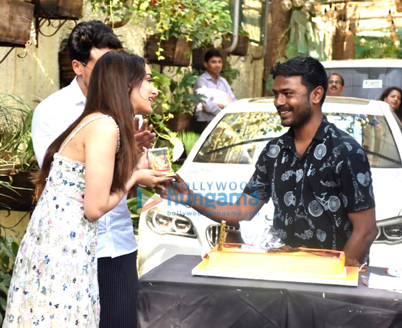 photos shraddha kapoor celebrates her birthday with media 5