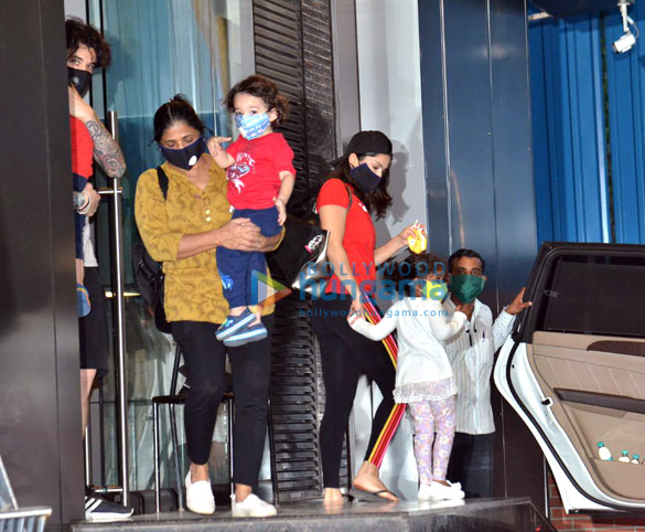 photos sunny leone and family spotted in juhu 1