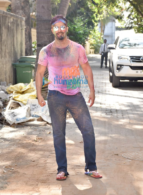 Photos: Varun Dhawan, Natasha Dalal, Siddhanth Kapoor and others snapped at Aarti Shetty’s Holi party Photos: Varun Dhawan, Natasha Dalal, Siddhanth Kapoor and others snapped at Aarti Shetty’s Holi party