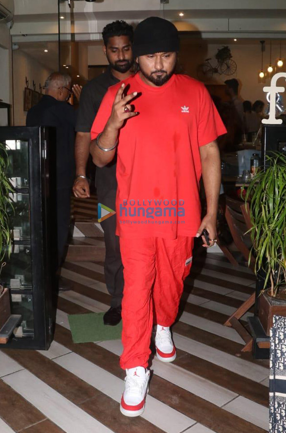 Photos: Yo Yo Honey Singh snapped at Farmers’ Cafe Photos: Yo Yo Honey Singh snapped at Farmers’ Cafe