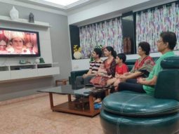 Arun Govil who played Ram watches Ramayan with his grandchildren; picture goes viral