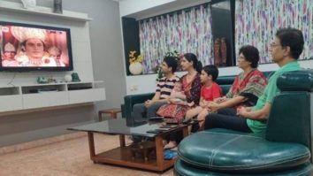 Arun Govil who played Ram watches Ramayan with his grandchildren; picture goes viral