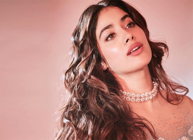Janhvi Kapoor dances on Aishawarya Rai Bachchan’s classic song, ‘Salam’, and her resemblance to Sridevi is uncanny!