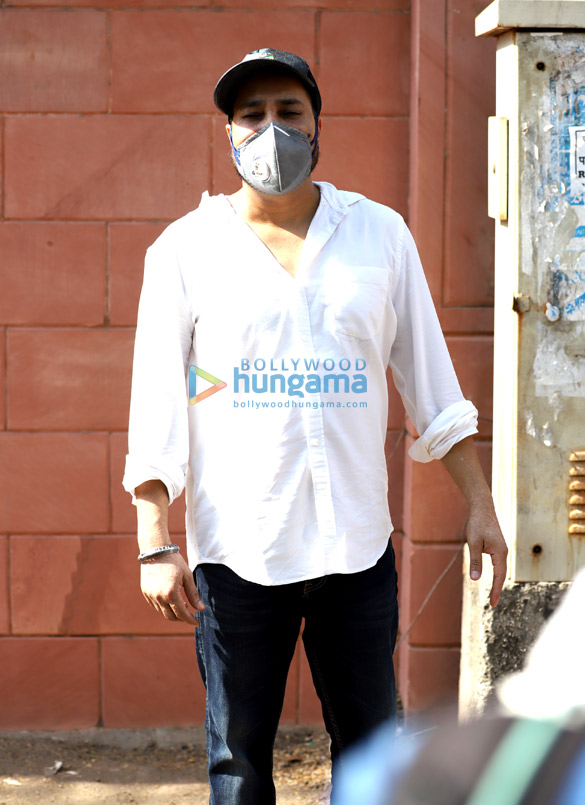 Photos: Actor Irrfan Khan’s last rites take place in Mumbai Photos: Actor Irrfan Khan’s last rites take place in Mumbai