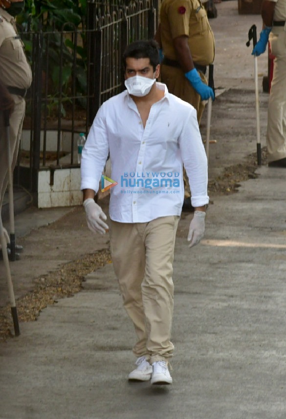 photos celebs attend rishi kapoors funeral 1 2