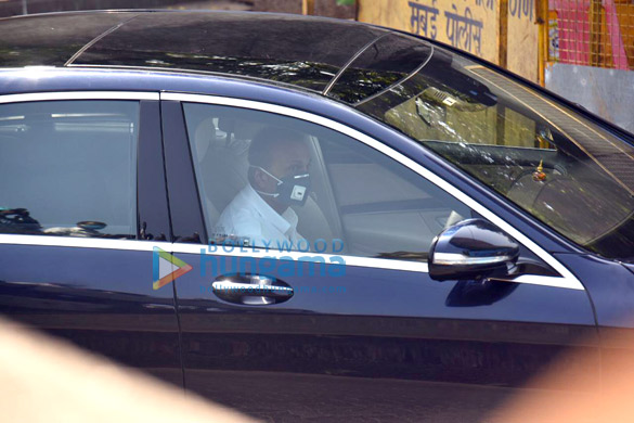 photos celebs attend rishi kapoors funeral 4
