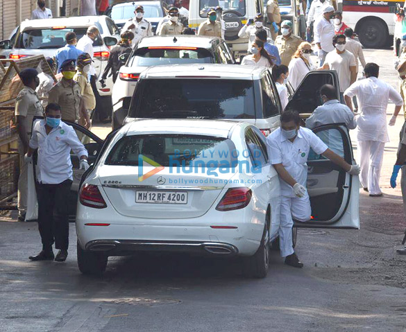 photos celebs attend rishi kapoors funeral1 4