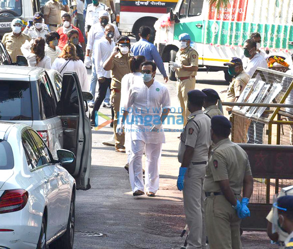 photos celebs attend rishi kapoors funeral1 8