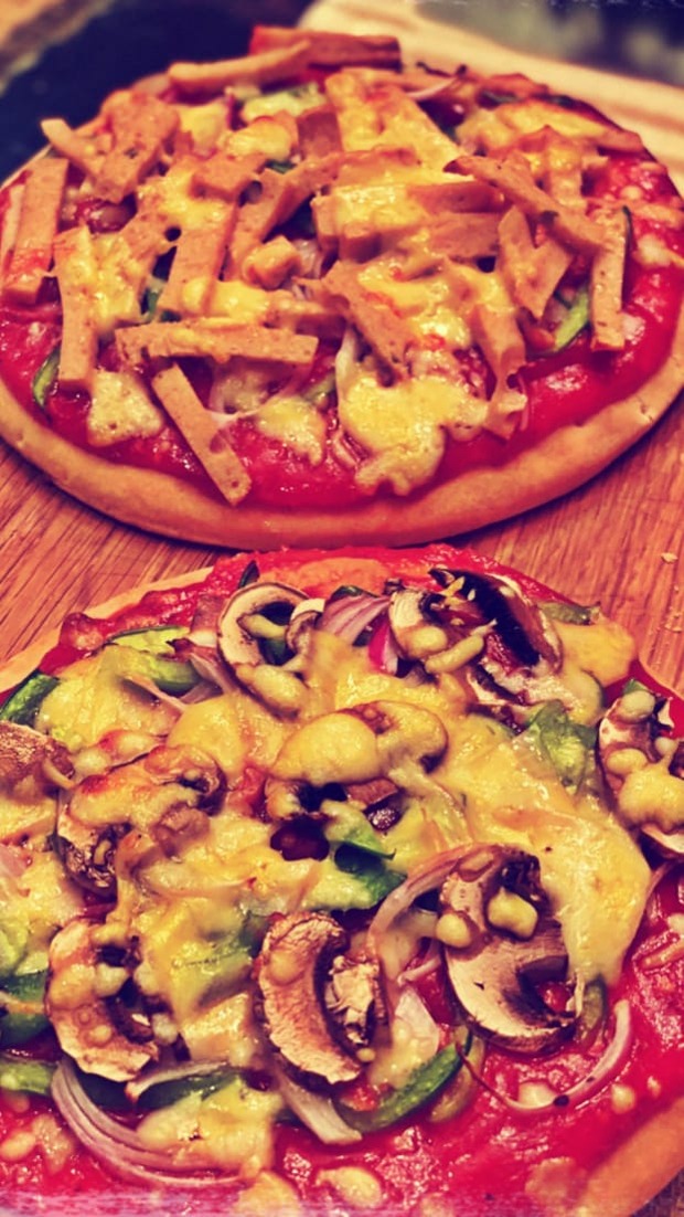 Ranveer Singh can't contain his excitement as Deepika Padukone makes pizza amid lockdown